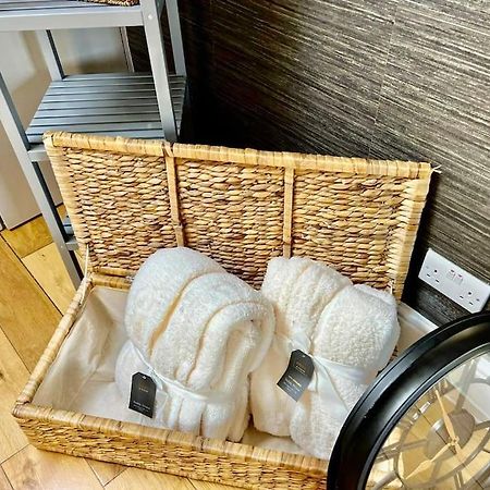 Lovely Two Bed Flat Лондон Екстериор снимка