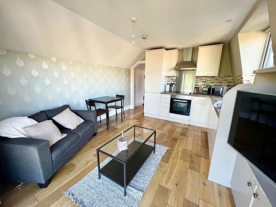 Lovely Two Bed Flat Лондон Екстериор снимка