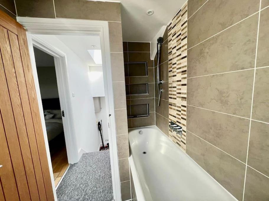 Lovely Two Bed Flat Лондон Екстериор снимка