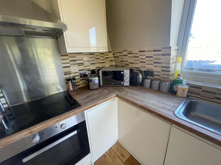 Lovely Two Bed Flat Лондон Екстериор снимка